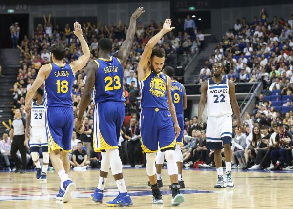 曼联逆境重生：十人应战下的3-2逆转胜利，转折点何在？