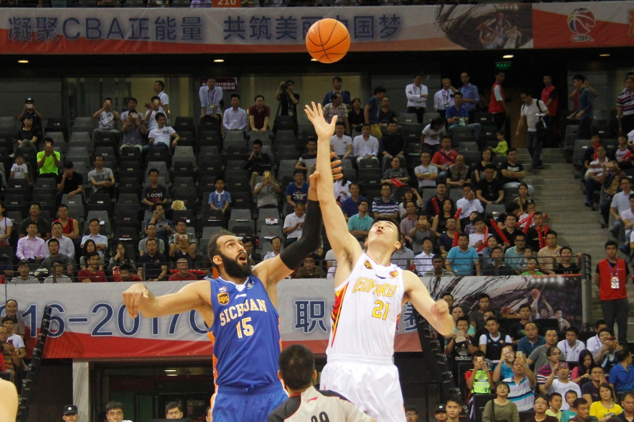 被拍到手上有“美甲”，汪士钦社媒收到网友大量攻击性评论