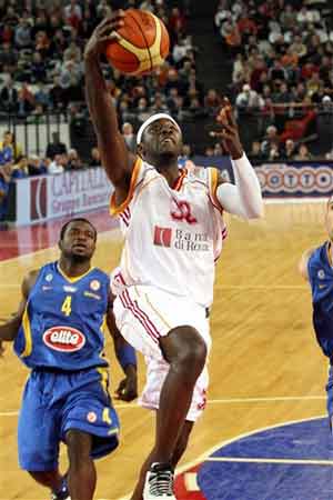 感受土超的气氛，埃德森在伊斯坦布尔德比中遭球迷投掷塑料杯